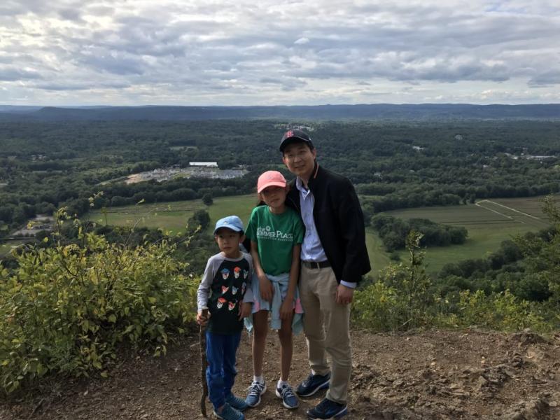 Min Dong and family
